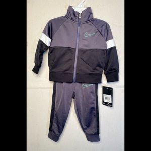 Nike Kids Tricot Set Gridiron 66F705-P6G (size 12m)